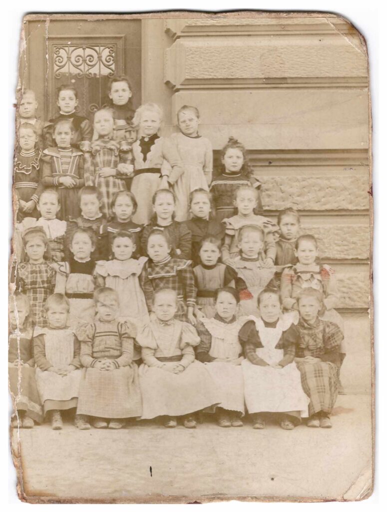 Bild: Klassenfoto einer Mädchenklasse, Ort und Datum unbekannt Foto ist unvollständig