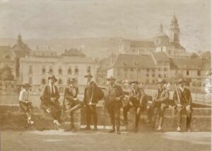 Bild: Männergruppe in Solothurn, Hintergrund St. Ursen-Kathedrale (ca. 1900)