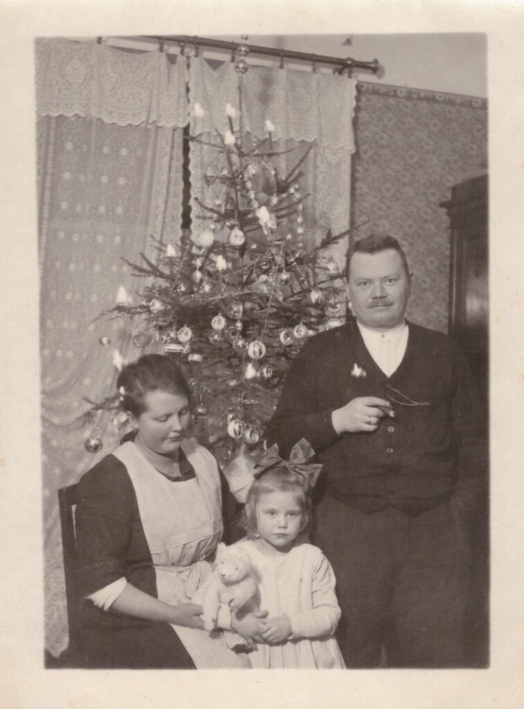 Bild: Albert und Maria Gürtler-Baumann mit Gertrud (datiert Januar 1923)