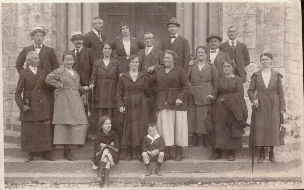 Bild: Familienbild, unbekannte Personen vor der Kirche in Lungern