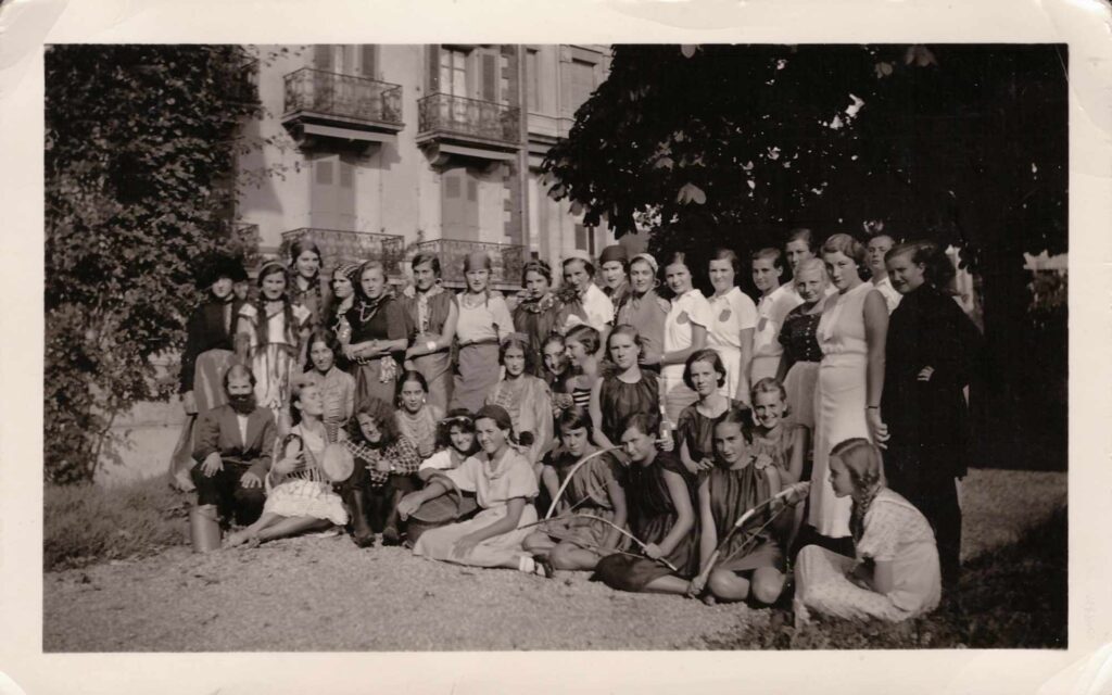 Bild: Gruppenfoto Mädchenpensionat «La Romande» soirée zum Thema «Herren und Damen»
