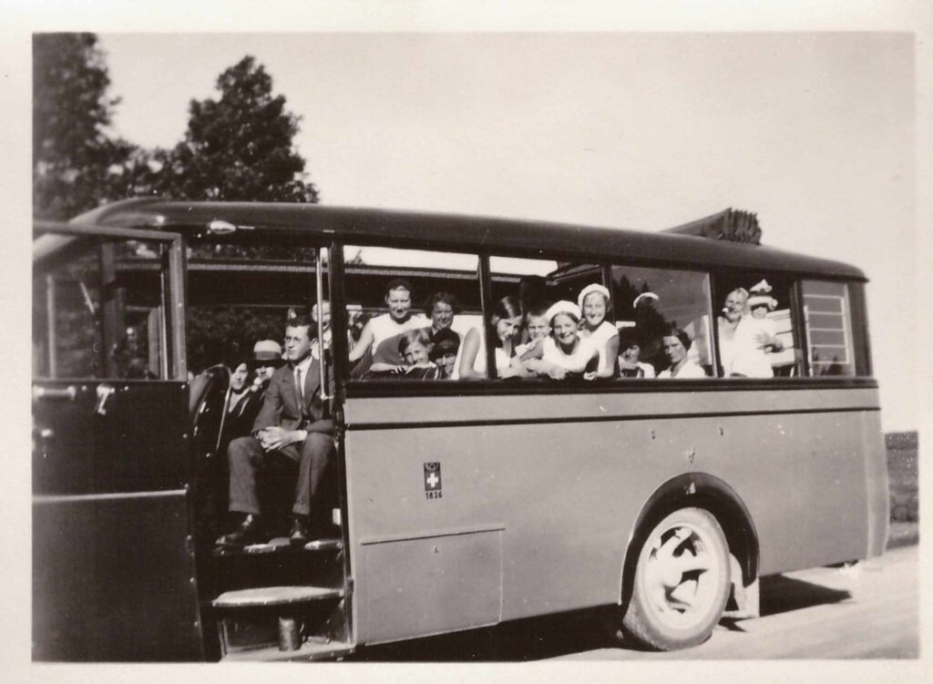 Bild: Familie Gürtler mit dem Postauto unterwegs