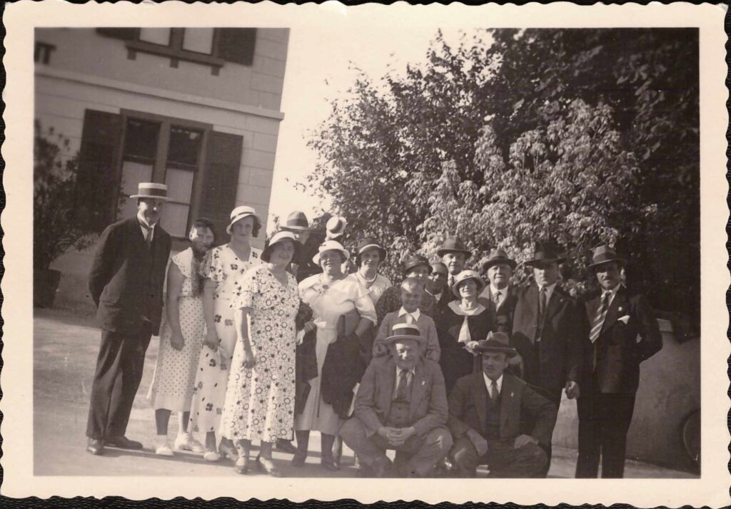 Bild: Gruppenfoto Familie Gürtler-Baumann und unbekannten Personen