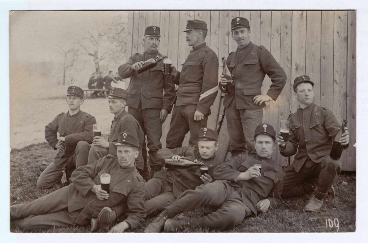 Bild: Gruppenfoto Rekrutenschule in Liestal, 18.6.1910 Albert Gürtler unten Mitte