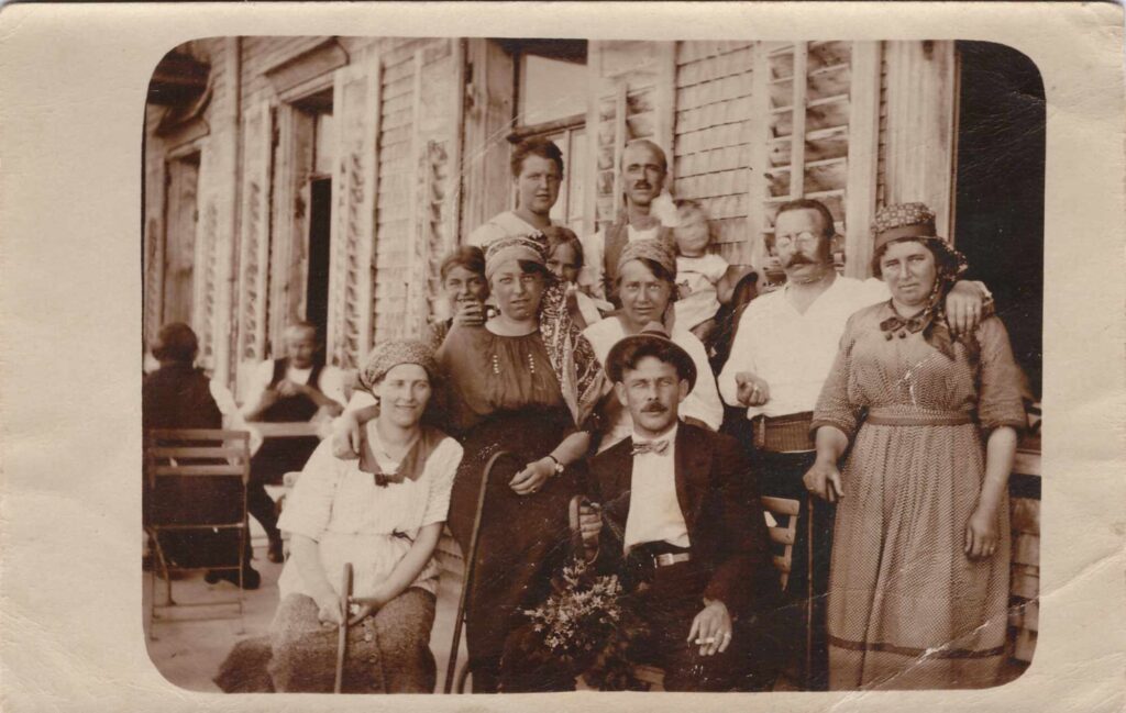 Bild: Familienfoto mit Maria Baumann(oberste Reihe links) ev. 1914