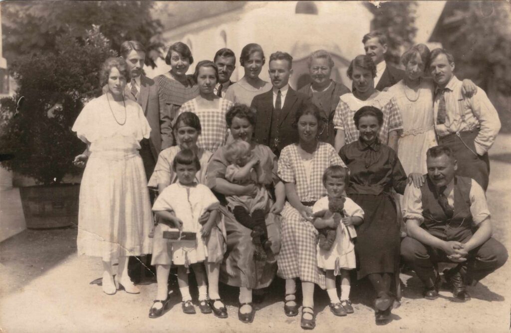 Bild: Familienfoto mit unbekannten Personen ca. 1919