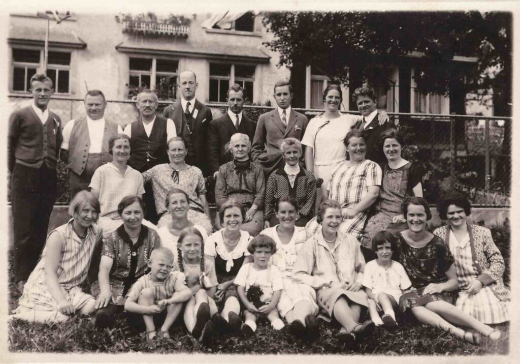 Bild: Gruppenbild u.a. mit Familie Gürtler-Baumann und vielen unbekannten Personen