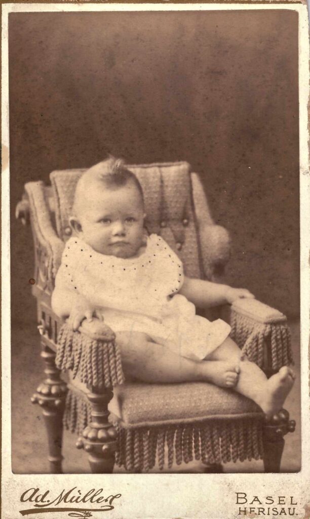 Bild: unbekanntes Kleinkind auf Stuhl